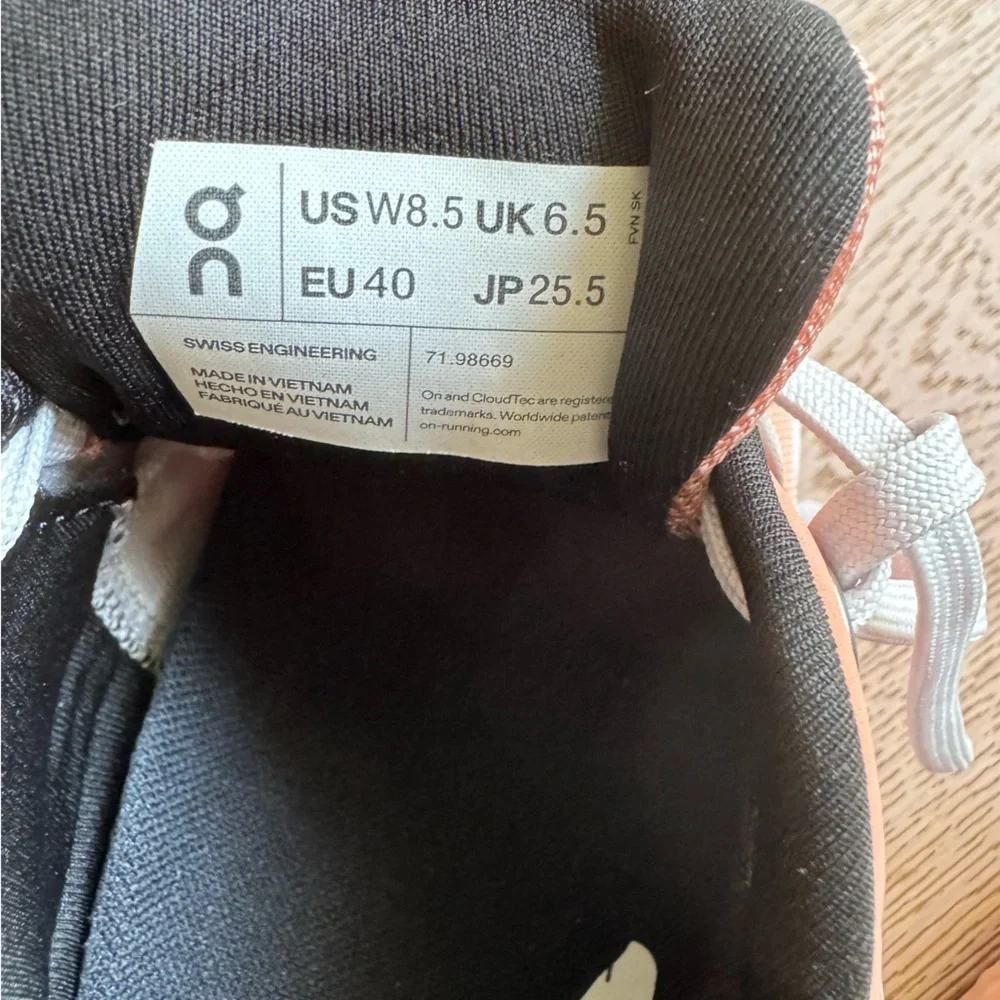 New-off size - On Cloud Cloudflyer 4 Road-Running Shoes -Women's 40 (R) 40.5 (L) - Picture 3 of 9